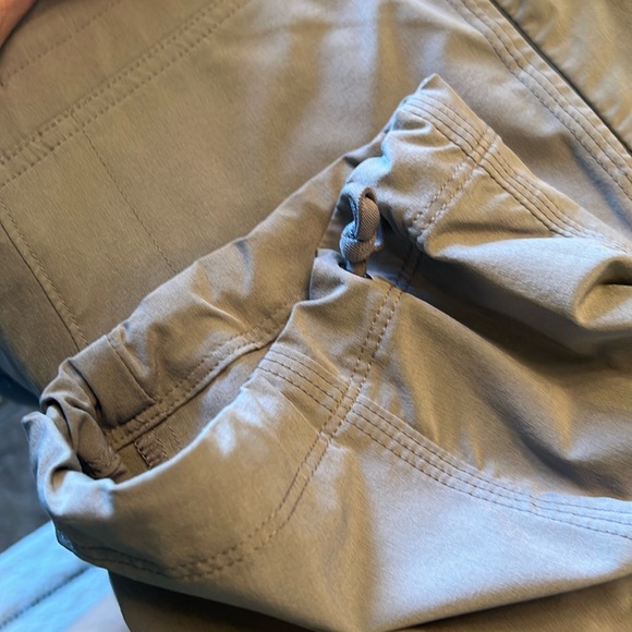 ATHLETA grey jogger pant!  EUC! Size 4P. - Picture 7 of 7